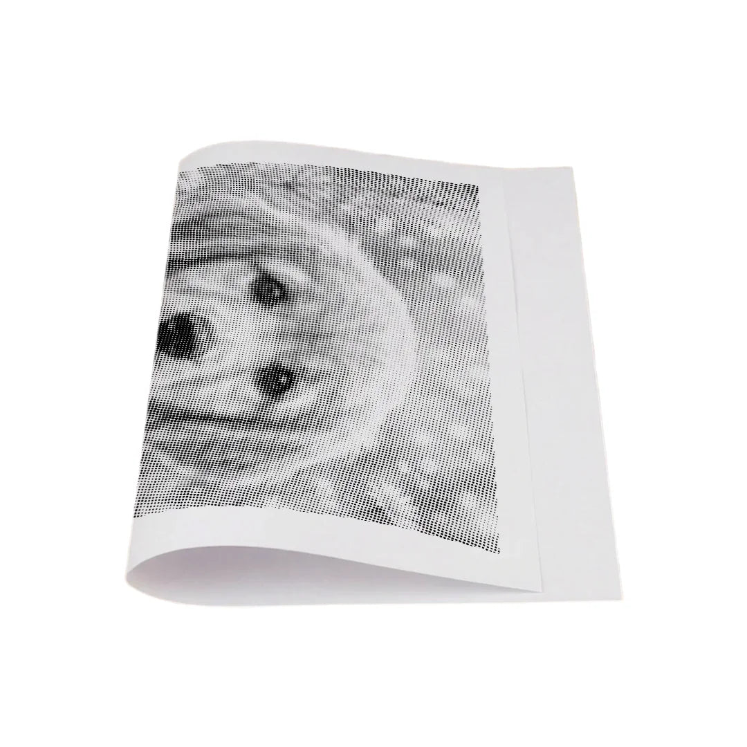 Welpe mit Blumen-Punktmalerei