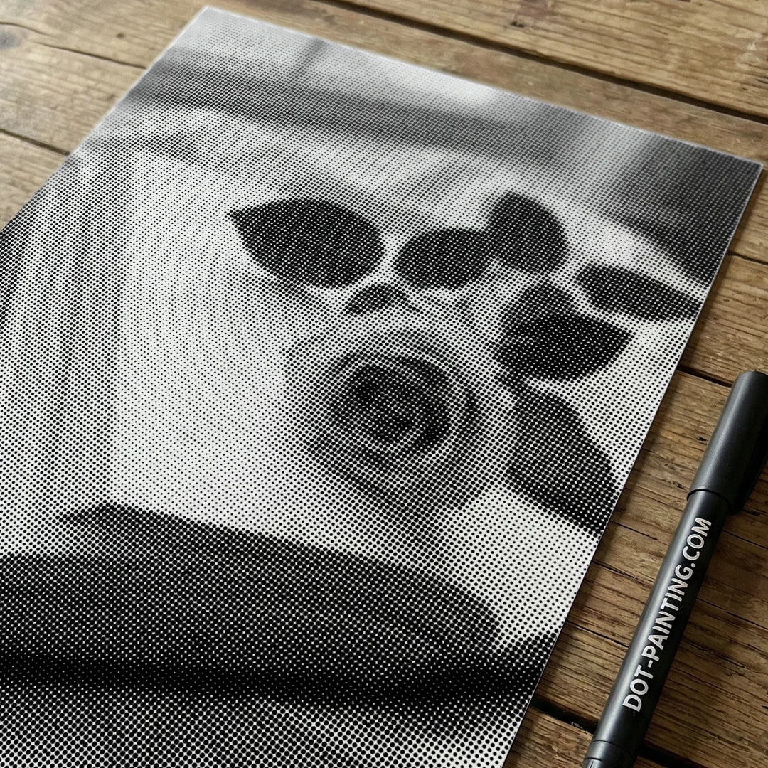 Vrouwen met een Wolf dot painting